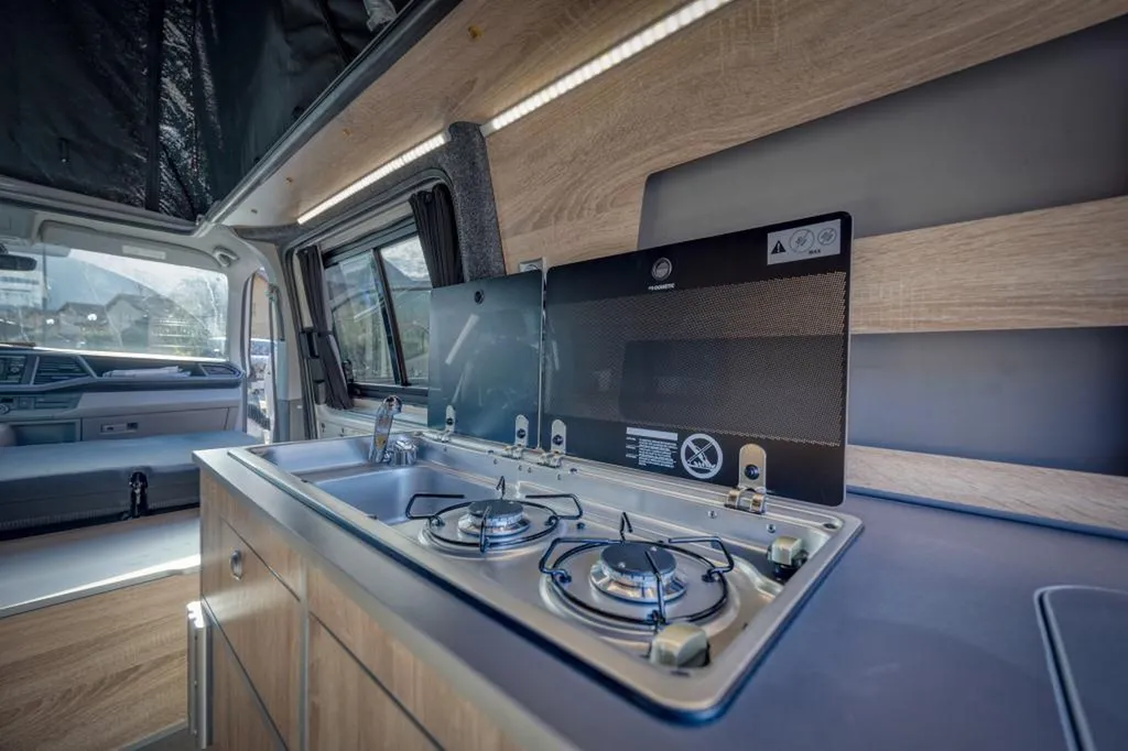 VW T6 Court aménagé sur-mesure à Paris : transformation en van compact pour échappées week-end en Île-de-France