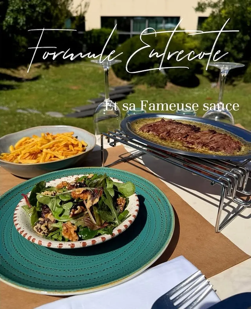 Déguster la formule entrecôte avec frites à volonté et sauce maison dans une brasserie contemporaine avec terrasse ombragée située à Marseille
