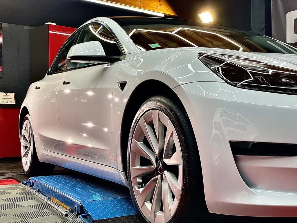 Protection carrosserie film PPF Lyon et traitement céramique tesla modèle 3 