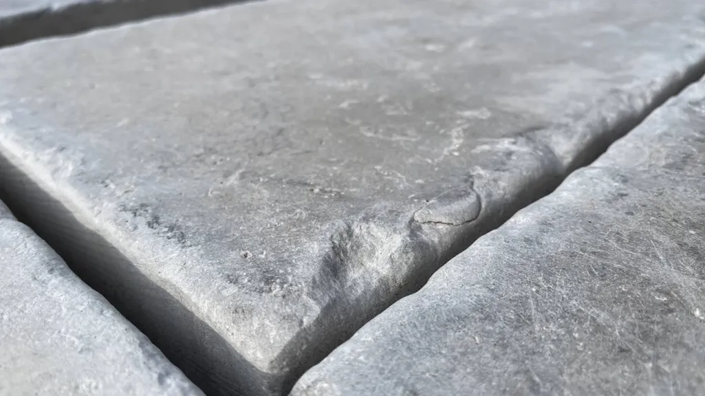 Margelle en pierre naturelle pour bassin, en pierre française de Dordogne