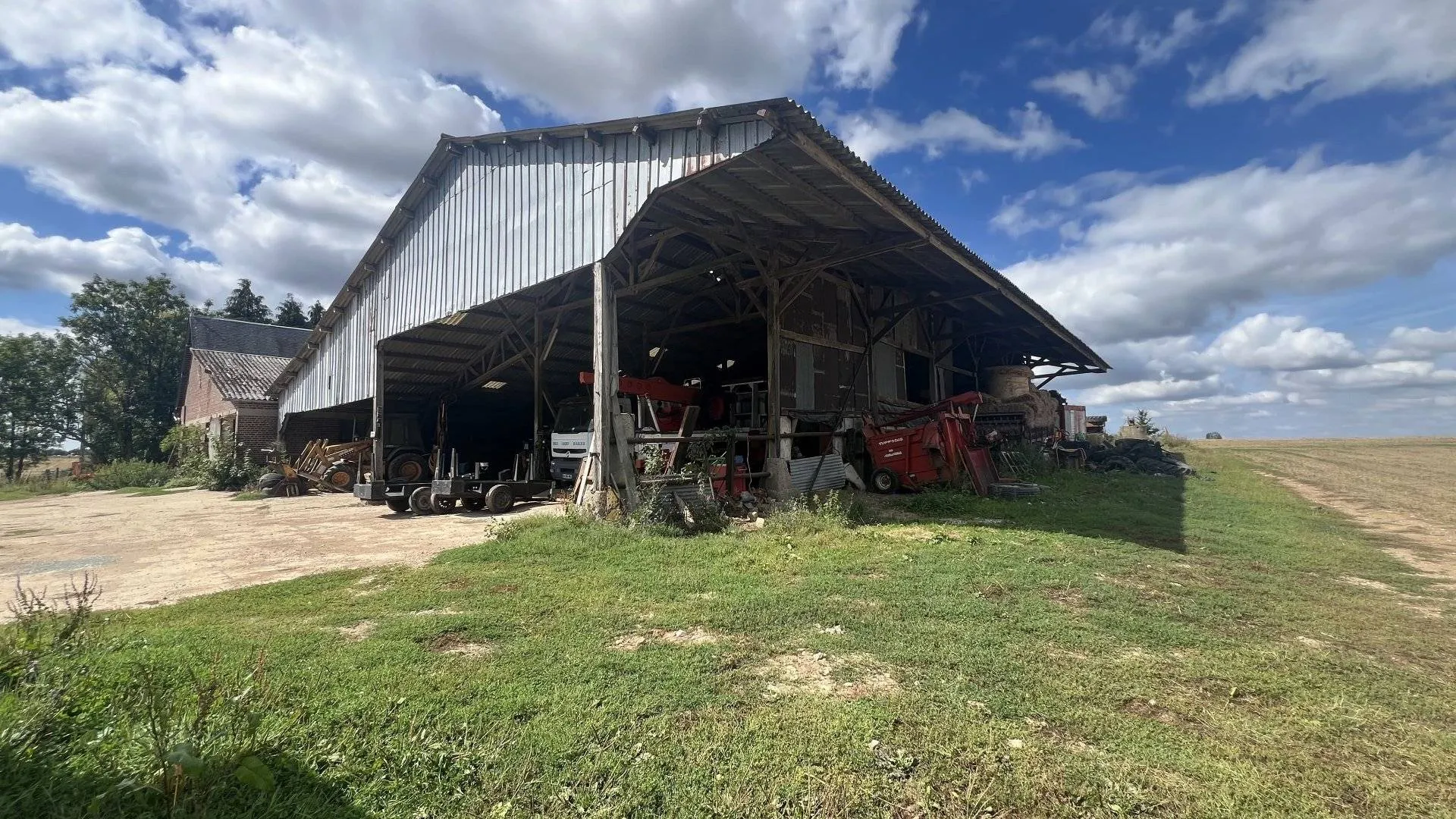 Propriété de charme 190m² sur 6000m² arborés avec plan d’eau, dépendances 150m² et hangar 700m², 2 chambres et combles aménageables, Haudricourt 76340.