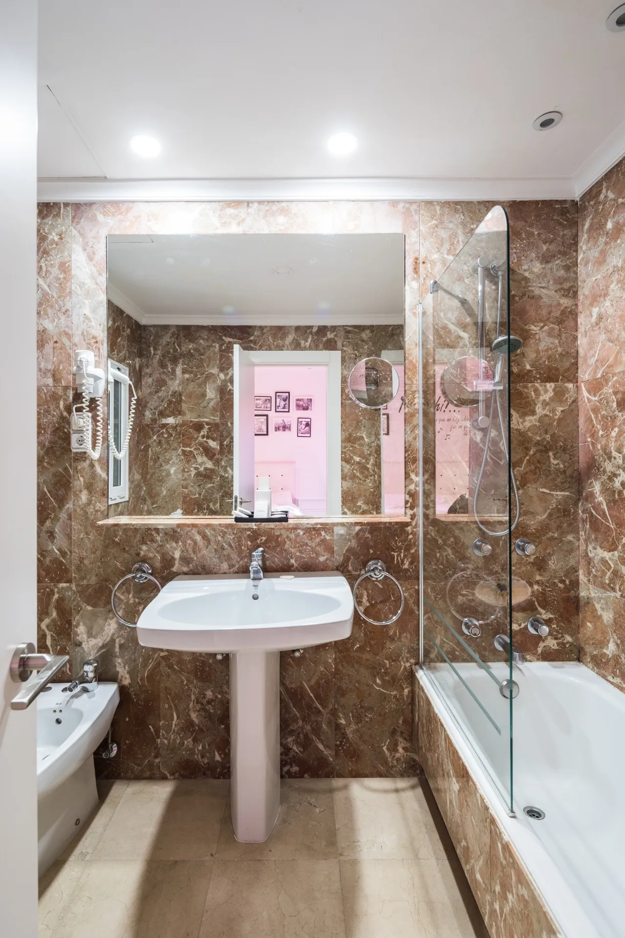 Avant les travaux de relooking de la salle de bain