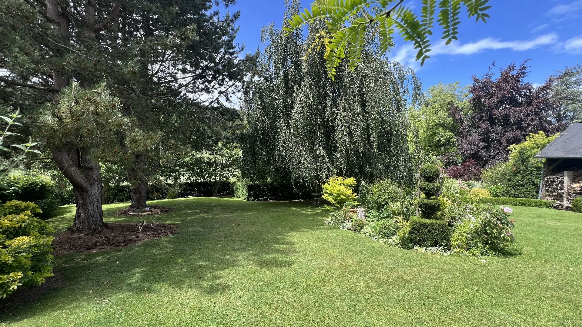 A vendre Authentique demeure normande 260m² issue de deux longères, 5 chambres, dépendances et jardin paysager 3400m², environnement privilégié proche Blangy-sur-Bresle 76340.