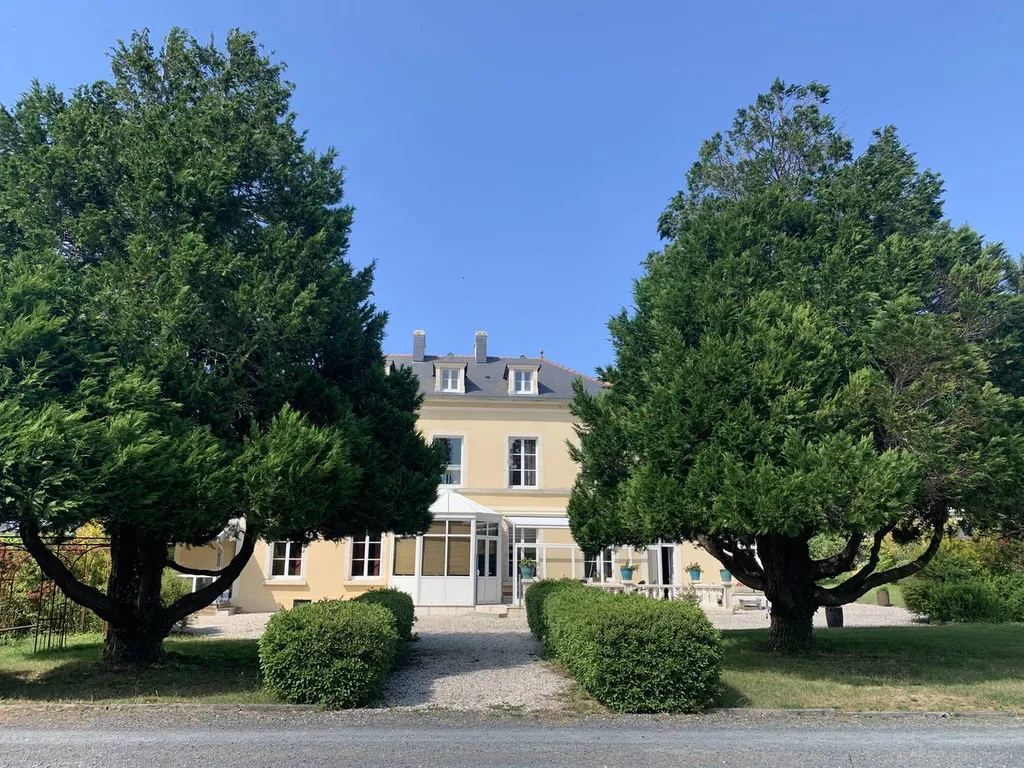 A vendre - Sud de CAEN - Région de FALAISE (CALVADOS) Dans une ville tous commerces : Grande maison de maître et ses dépendances à usage de gîtes et chambres d'hôtes.