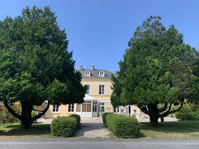 A vendre - Sud de CAEN - Région de FALAISE (CALVADOS) Dans une ville tous commerces : Grande maison de maître et ses dépendances à usage de gîtes et chambres d'hôtes.