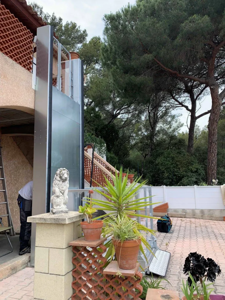 comment se faciiter le quotidien avec cette plateforme verticale installée en extérieur près de Toulon