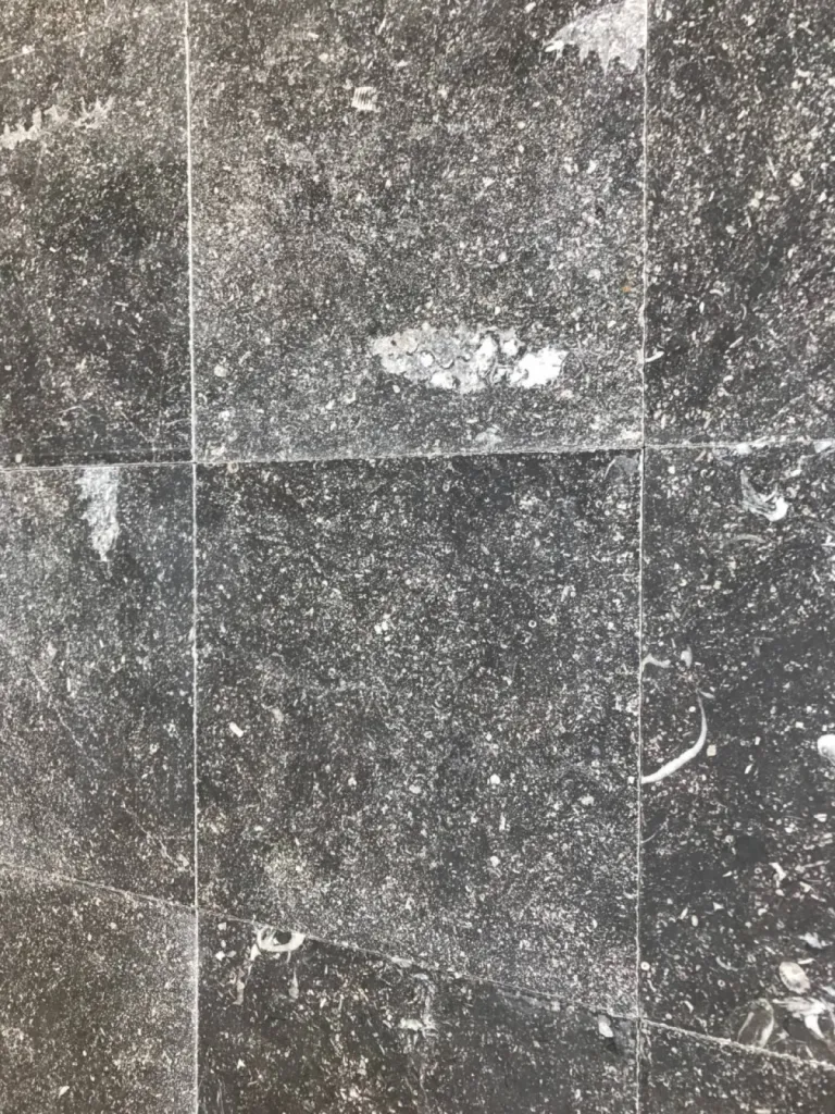 Pierre bleue du Hainaut, NIMES et AVIGNON. Francepierre, situé au 36 rue de Bourgogne à Paris, uniquement sur RDV en ligne https://resaclick.net/francepierreparis.  Nos usines et ateliers sont en Dordogne (Nouvelle-Aquitaine) et dans le Gard (Occitanie).