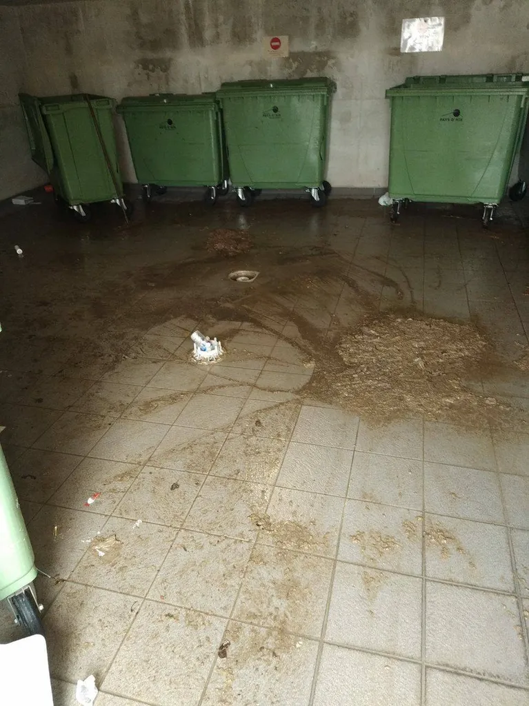 Local poubelles inondé Pertuis AVANT