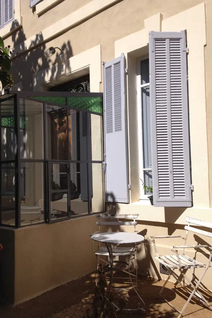 Réalisation d'enduits à l'ancienne à proximité de Gordes-Enduits à la chaux : projection mécanique - finition frotassée