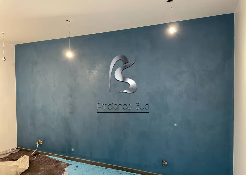 Idée d’habillage de mur intérieur dans une chambre avec du béton ciré taloché bleu nuit à Cannes 06