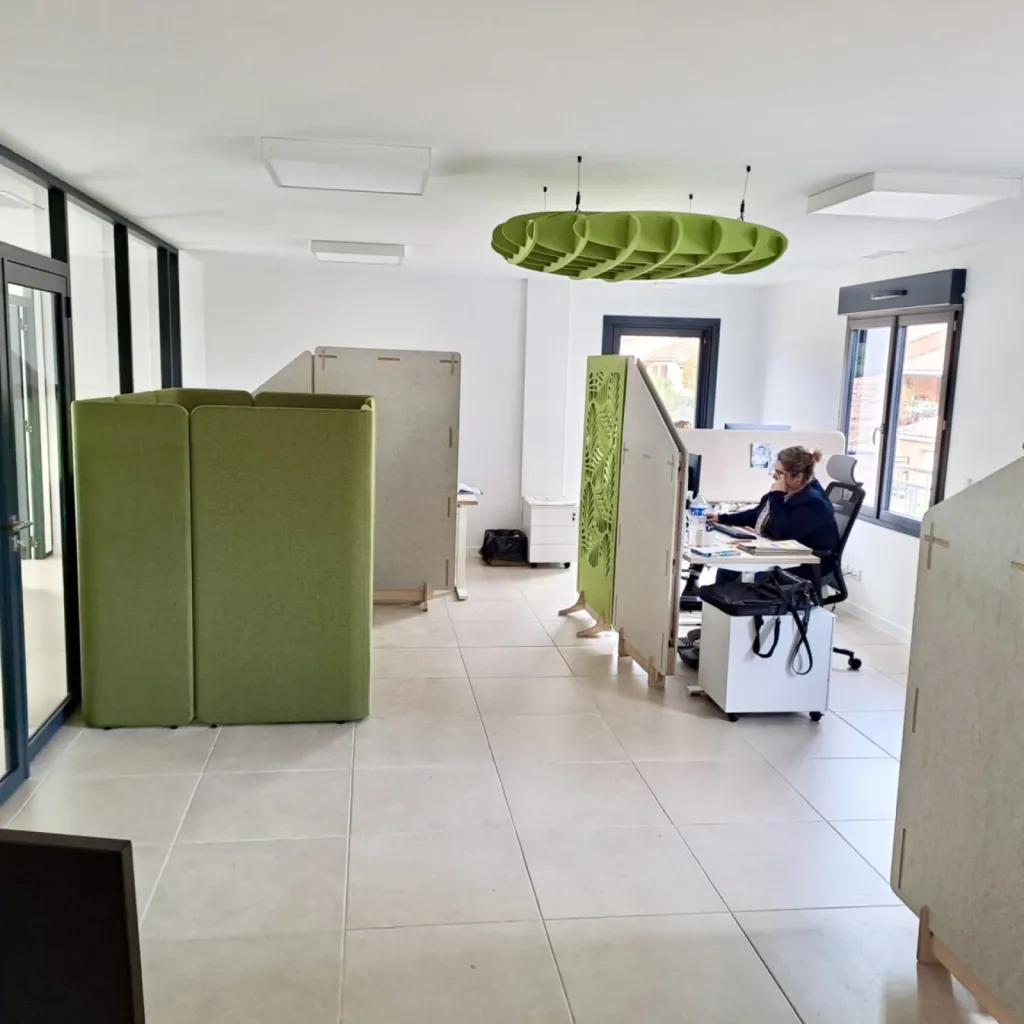 Aménagement coloré et acoustique sur plus de 300 m² de bureaux avec cloisons ARTECK et mobilier Harmony à Draguignan (83)