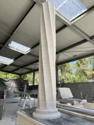 Colonne torse en pierre de Vilhonneur marbrière – Chantier à La Teste-de-Buch