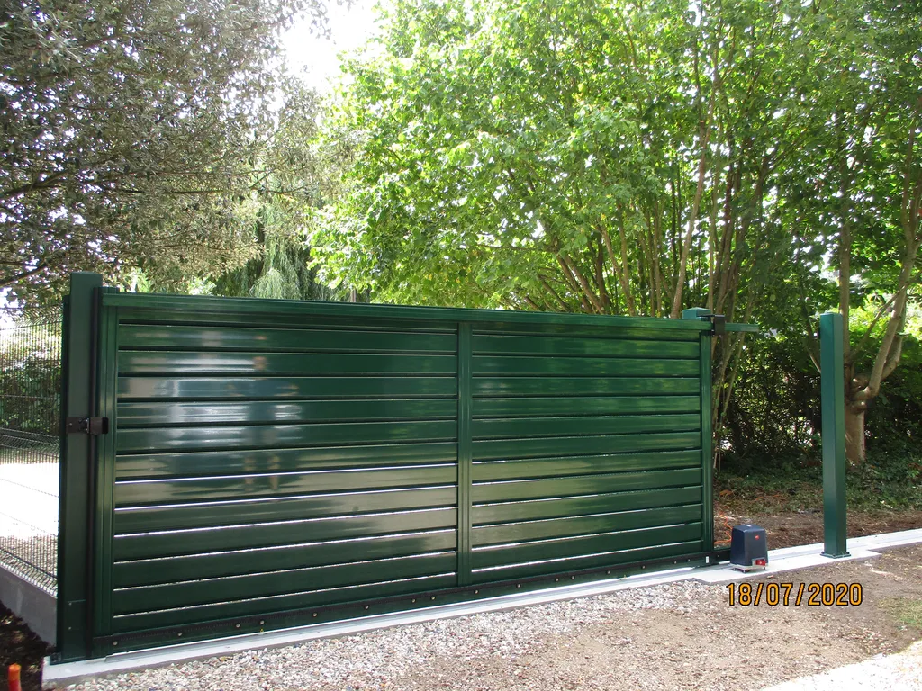 Installation de Portail en aluminium coulissant motorisé, Design contemporain et Fermetures automatiques à Caen dans le Calvados 14 et ses Alentours
