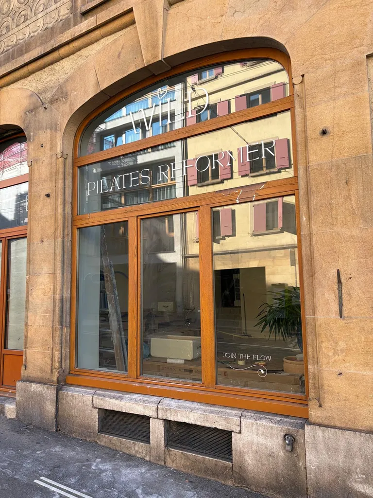 Une vitrine sur mesure pour valoriser Wild Pilates Reformer à Neuchâtel