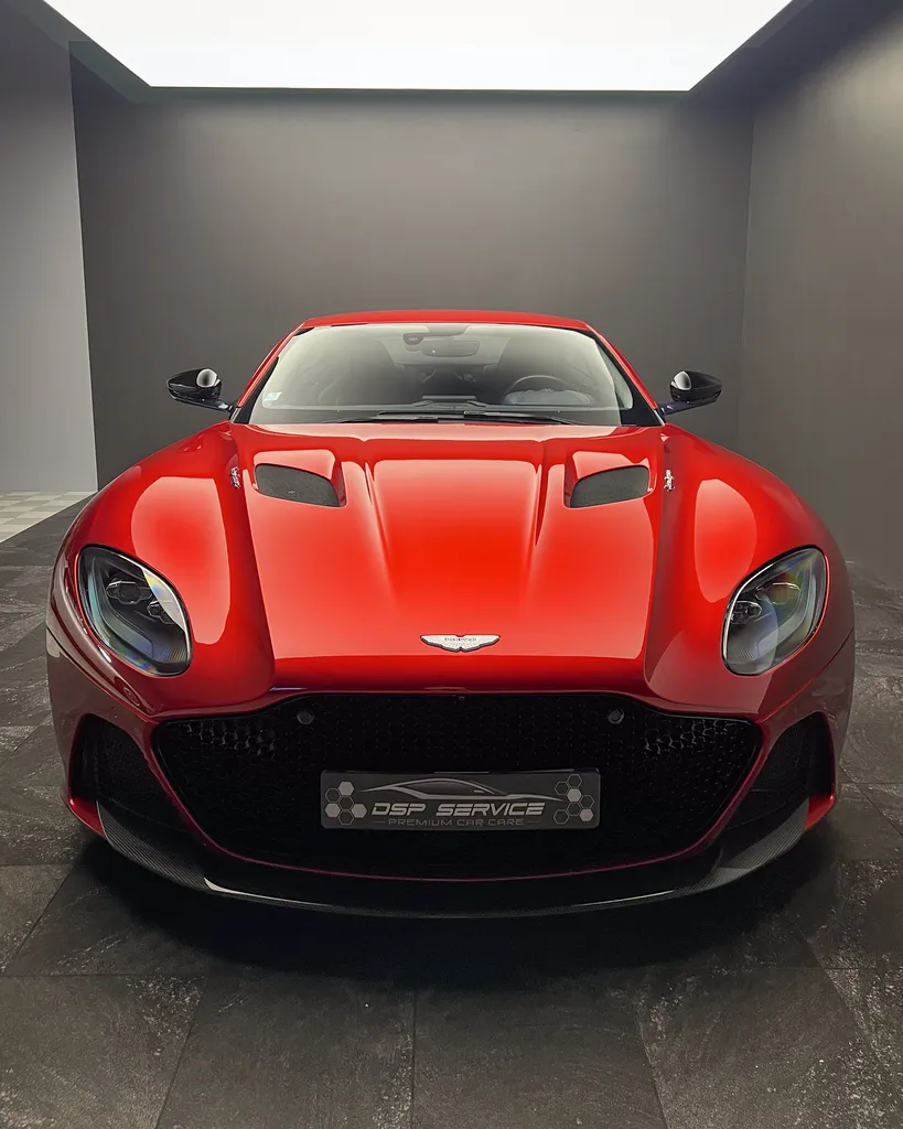 Sublimez votre Aston Martin Superleggera avec une préparation complète à la vente comprenant un lustrage brillance