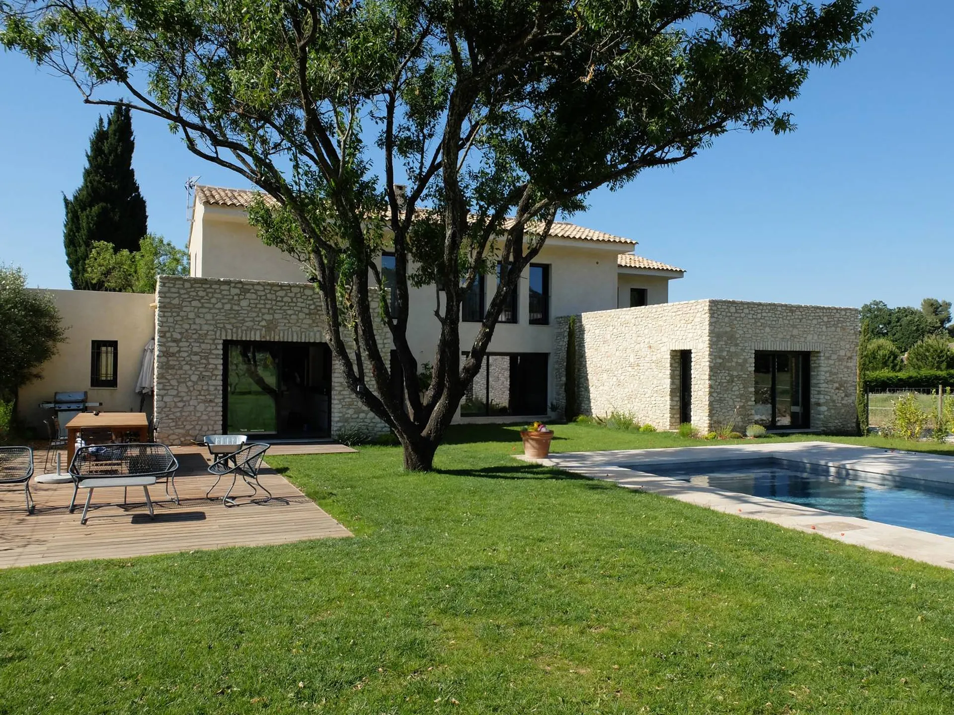 Réalisation d'une maison individuelle de standing à l'architecture contemporaine sur Saint Rémy de Provence en plein cœur des Alpilles