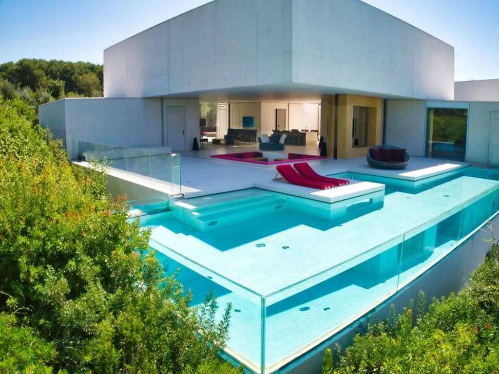 construction d’une villa contemporaine minimaliste avec piscine suspendue en région PACA