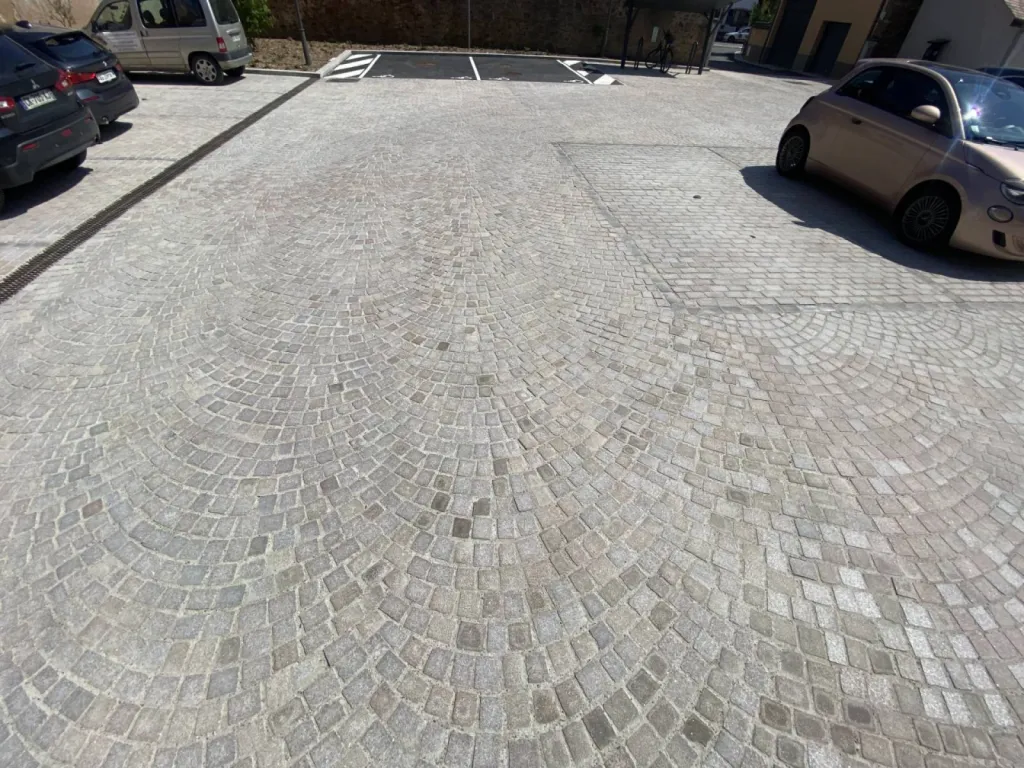 Pose de pavé en queue de paon pour un parking à Obernai 