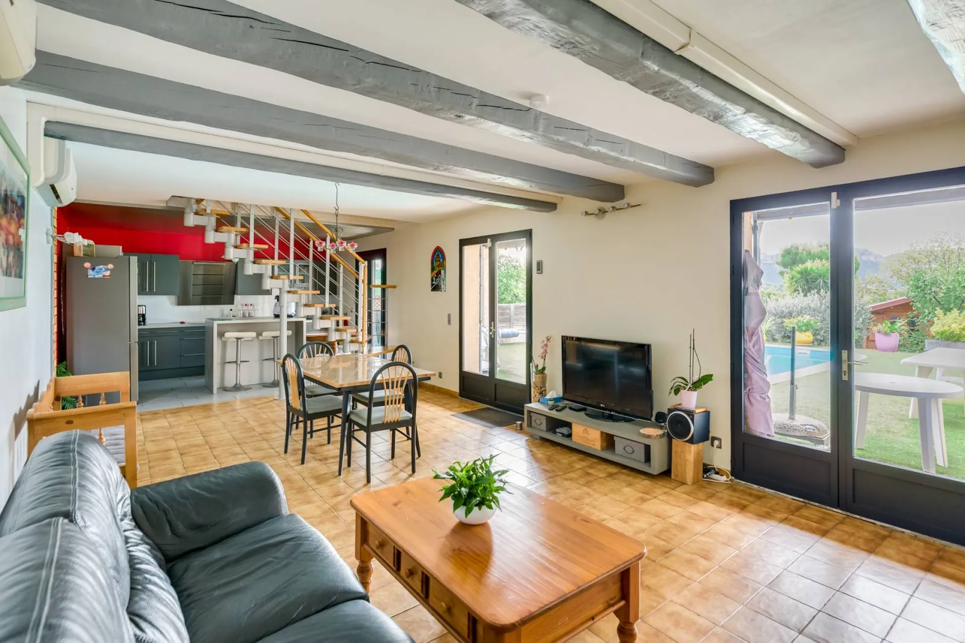 Vente villa T5 Cassis  avec piscine et dépendance dans clos sécurisé à l'entrée du village