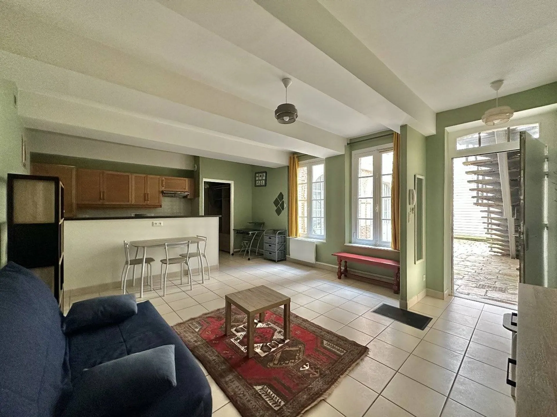 Immeuble en brique - Studio de 36m² au rez-de-chaussée sur cours – Vendu meublé.