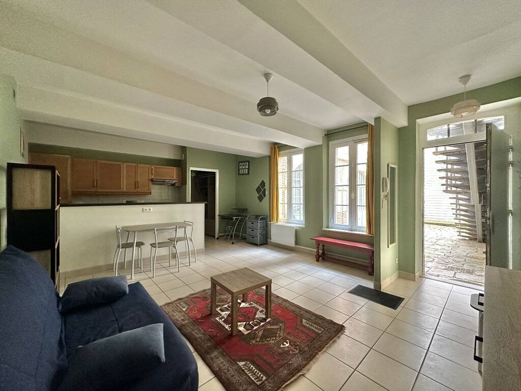 Immeuble en brique - Studio de 36m² au rez-de-chaussée sur cours – Vendu meublé.