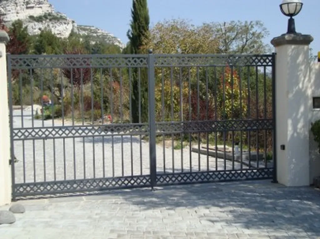 FAIRE UN DEVIS POUR UN PORTAIL CONTEMPORAIN DROIT à AIX EN PROVENCE 