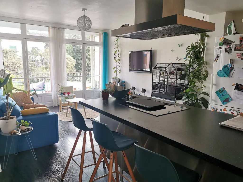 Vente appartement 3 Cassis donnant sur balcon vue Cap Canaille et aperçu mer dans résidence fermée proche centre