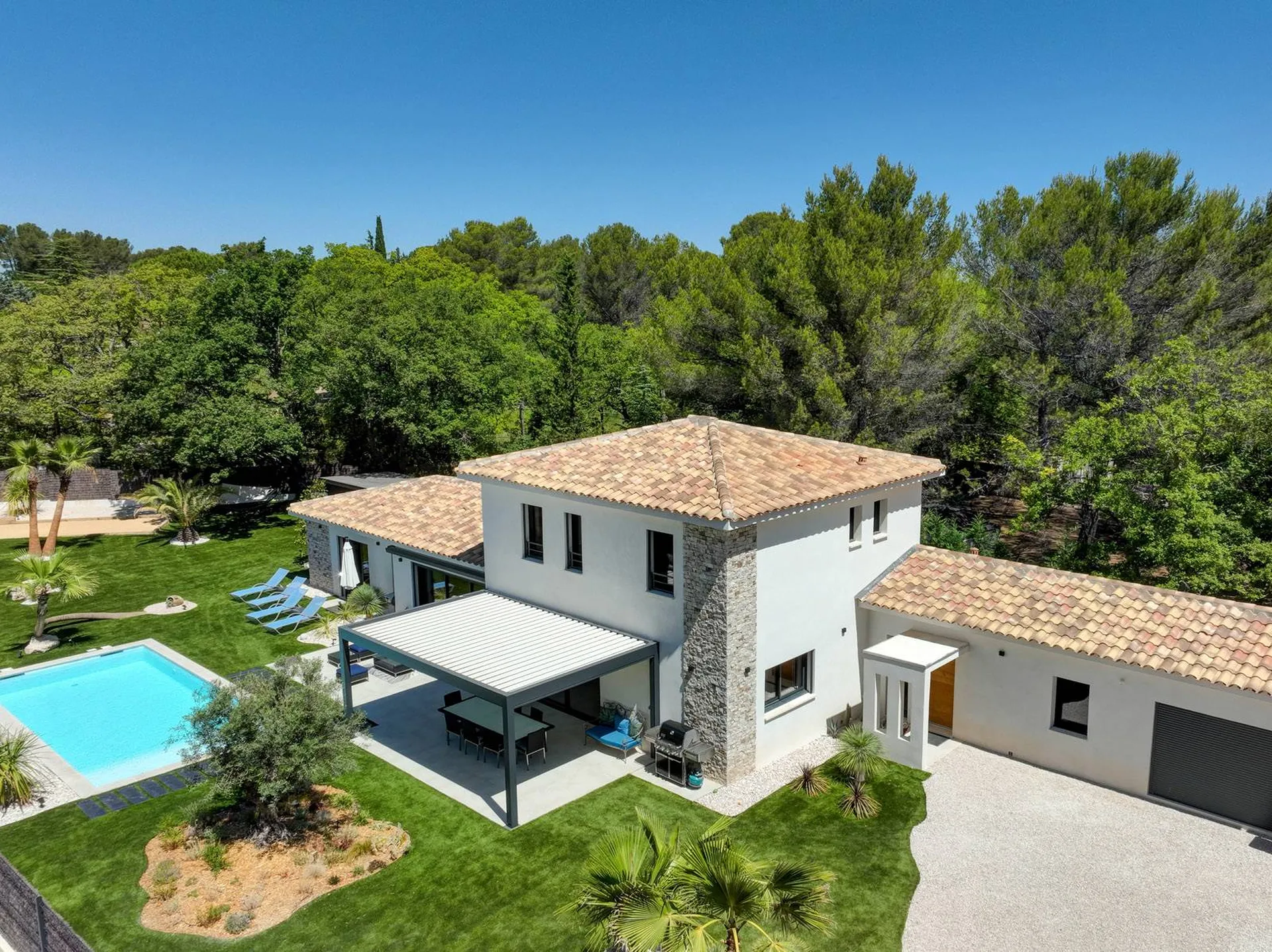 Projet de construction de villa aux allures contemporaines, située à quelques kilomètre d'Aix en Provence, dans les Bouches du Rhône. 