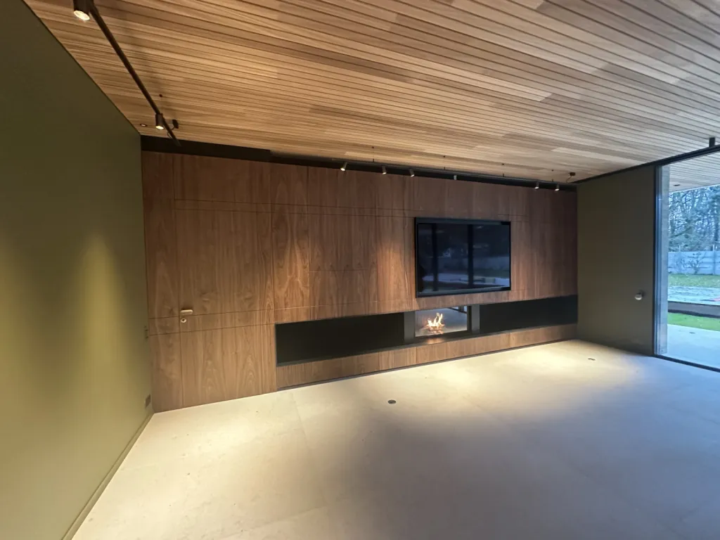 Mobilier en noyer sur mesure avec bandeau LED