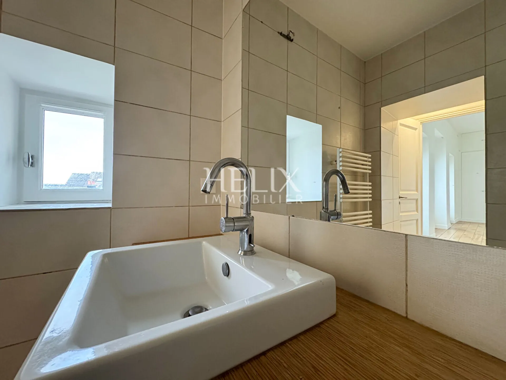 A vendre Le Pecq quartier Saint-Wandrille comme une maison pour ce joli appartement cinq pièces avec terrasses/jardin situé dans une petite copropriété à l'abris des regards.