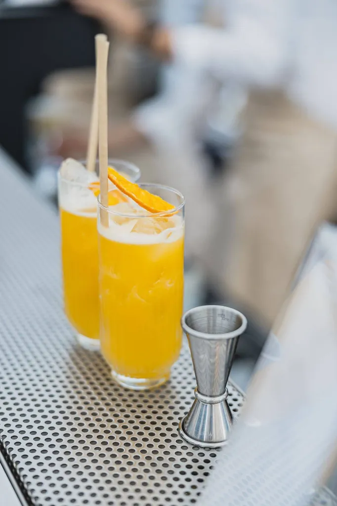 Ambiance Festive : Le Bar à Cocktails au Centre de la Soirée
