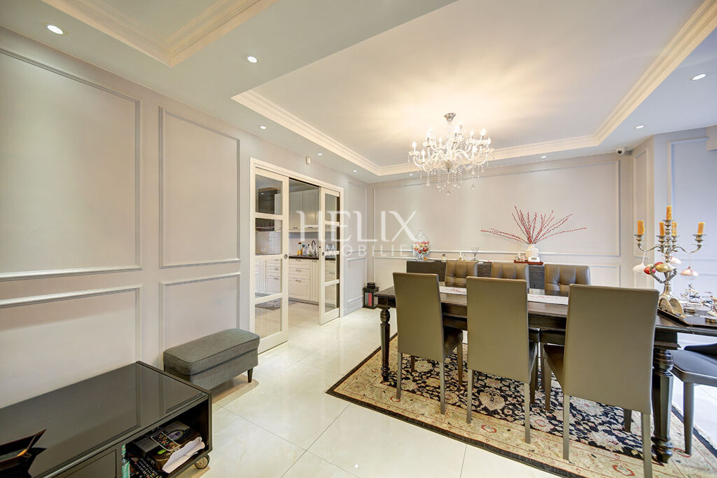 Maison agréable, efficiente thermiquement, terrain plat et cuisine d'été , garage double et dépendance.