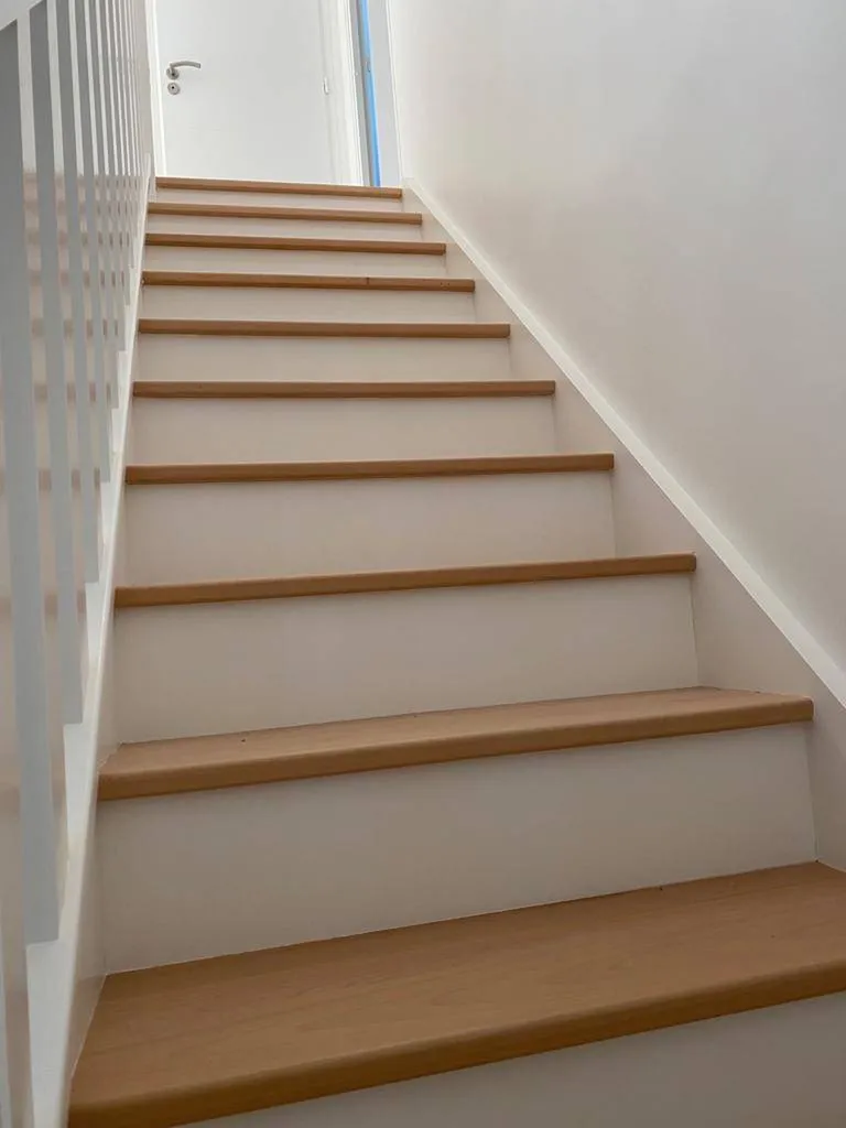 Peintre spécialiste pour peinture escalier bicolore neuf ou à rénover à Coignières proche Les Essarts Le Roi