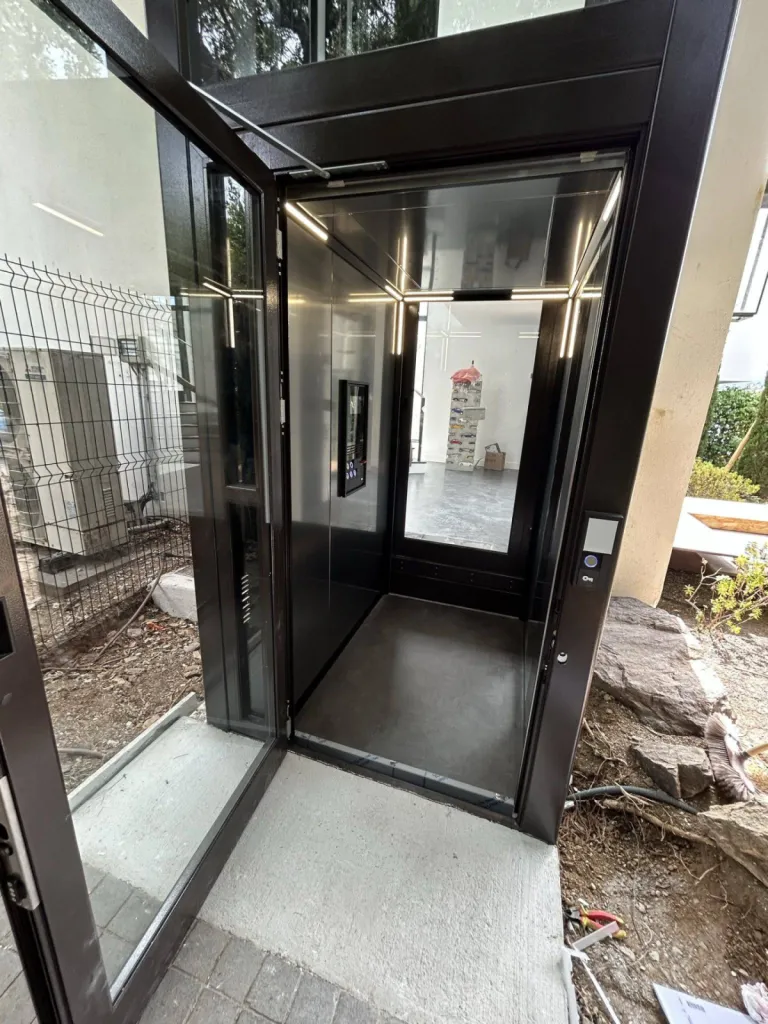 Plateau de 100 x 140 cm pour cet ascenseur de maison en pylone extérieur VIMEC ARIA, dans le golfe de Saint Tropez