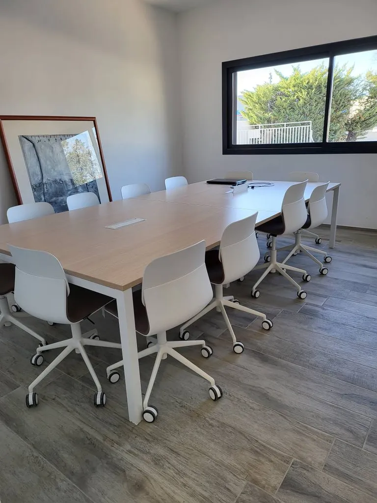 Table de réunion Astro moderne et fonctionnelle  à Fréjus