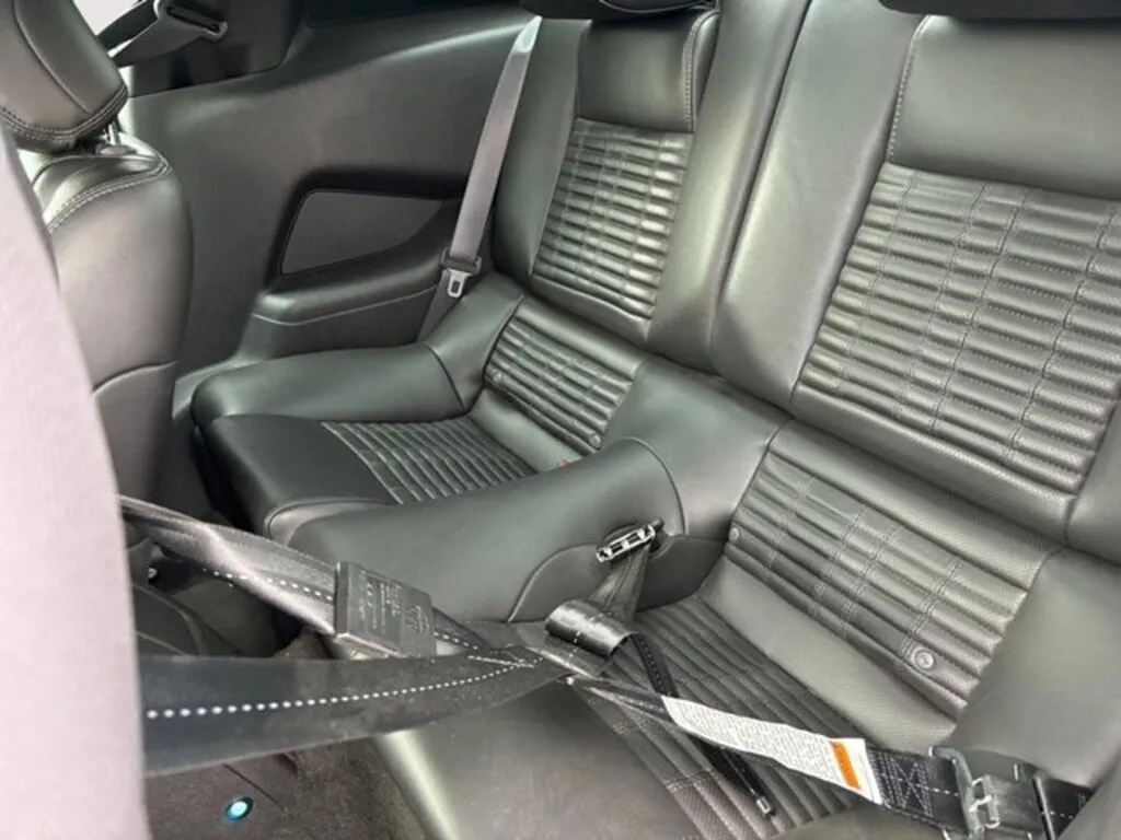 Sièges sport Ford Mustang Shelby GT500 2014 – intérieur soigné d’un modèle rare importé