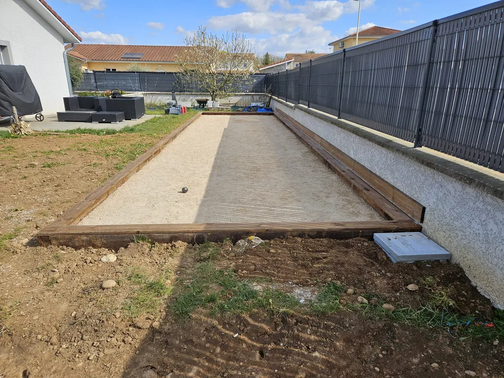 Création d'un terrain de pétanque sur mesure avec éclairage LED à Ambérieu-en-Bugey dans l'Ain