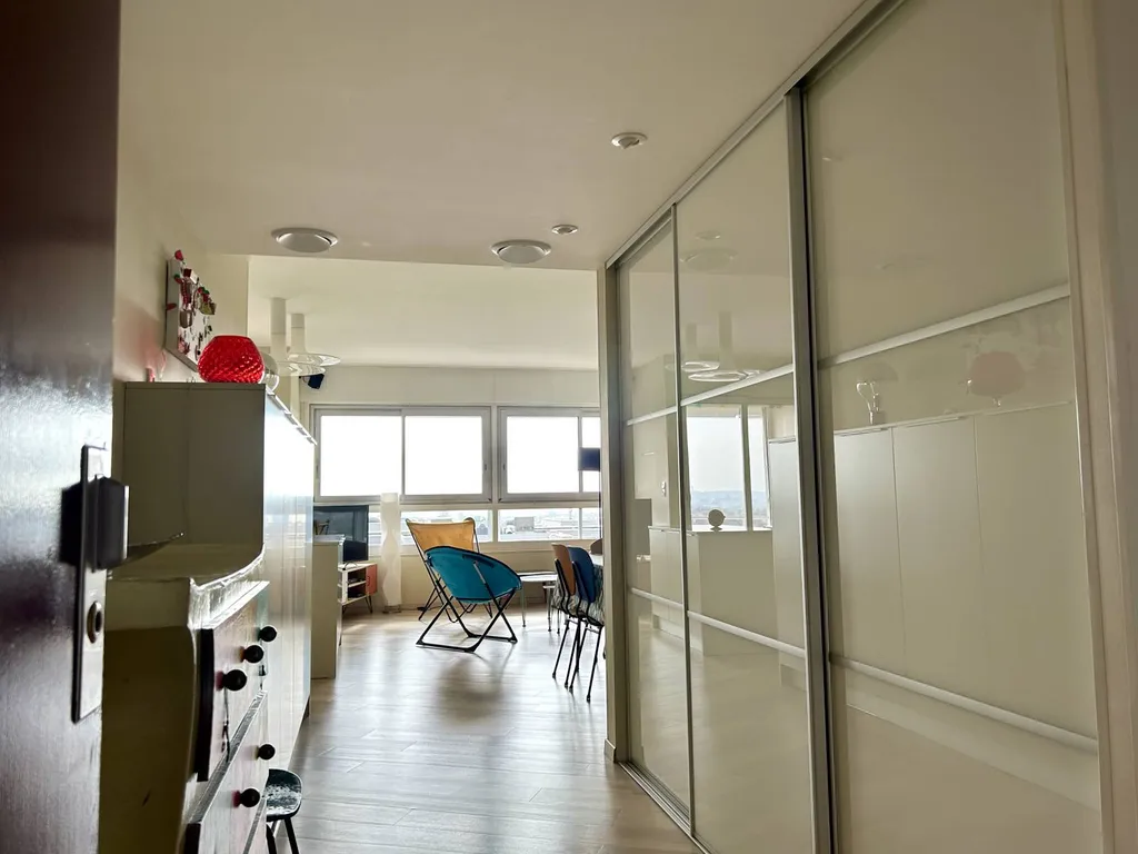 Acheter un  Appartement T4/4pièces à Bordeaux Quartier Meriadeck/Gambetta 111M2 rénové avec des materiaux de qualite Ascenseur cuisine équipée 2 sde 3 chambres dressing loggia place de parking