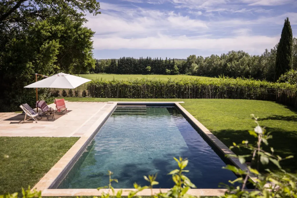 Piscine fond plat 15x5m avec membrane 3D et traitement automatisé dans un cadre naturel près d’Alès