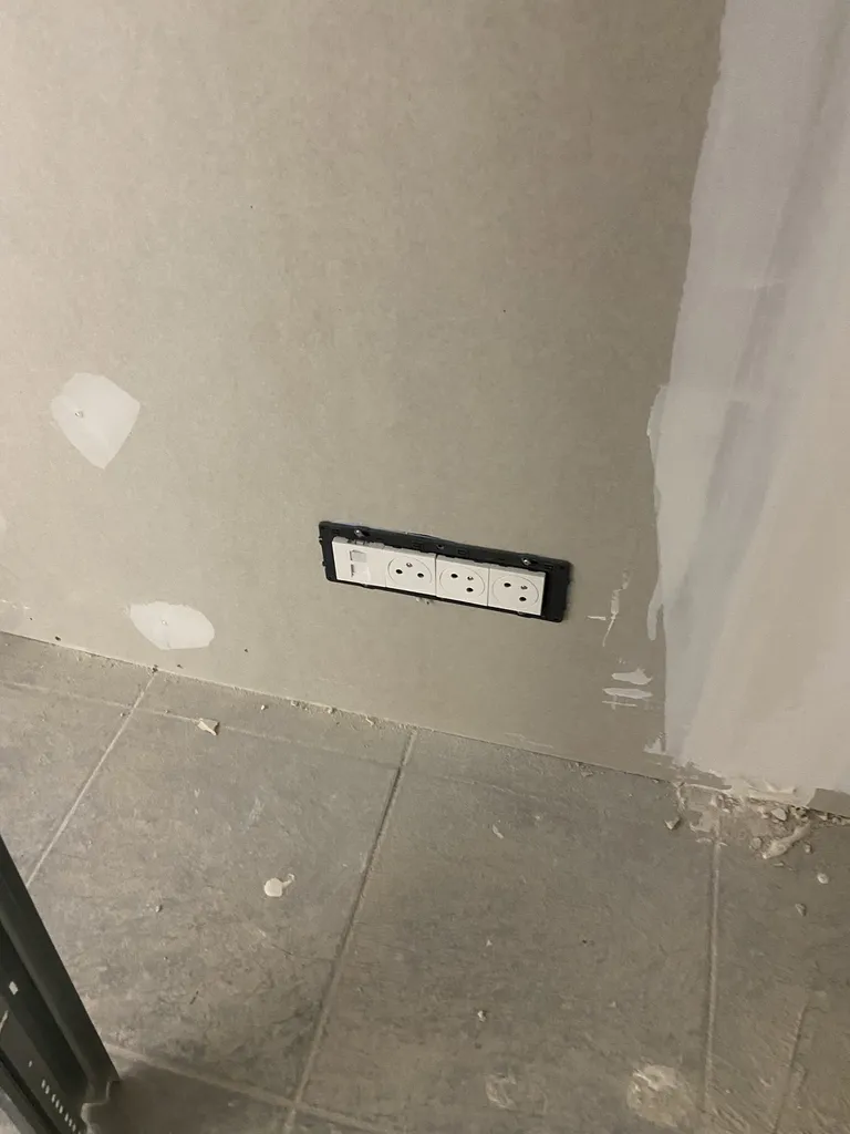Installation de prises électriques et réseau RJ45 à Saint-Rémy-de-Provence, création de circuits supplémentaires, câblage informatique haut débit et mise aux normes de votre habitat.