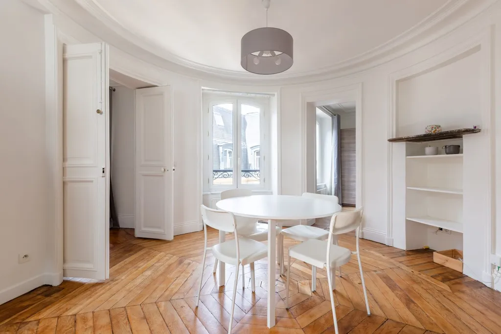 A Vendre appartement Haussmannien  grand 2 pièces rue des Martyrs / rue Condorcet à Paris 9ème arrondissement
