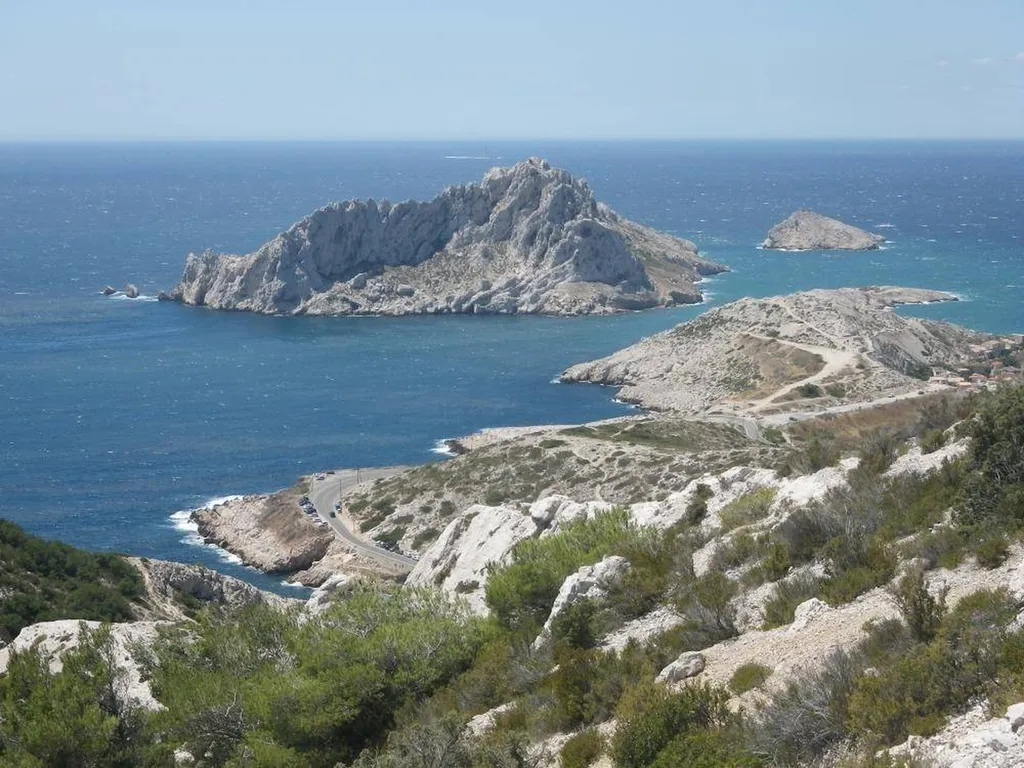 Découvrez les Secrets de l'Île Maire avec L'Eden Boat : Des Excursions Magiques au Départ de La Ciotat et Cassis