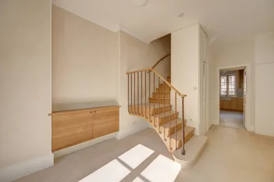 escalier vers l'étage https://www.heliximmobilier.com/location-w1 helix immo