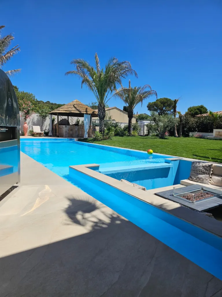 Fabrication et pose de barrières et gardes corps en verre trempé sécurisé protection anti éclaboussement pour piscine haut de gamme à La Barben