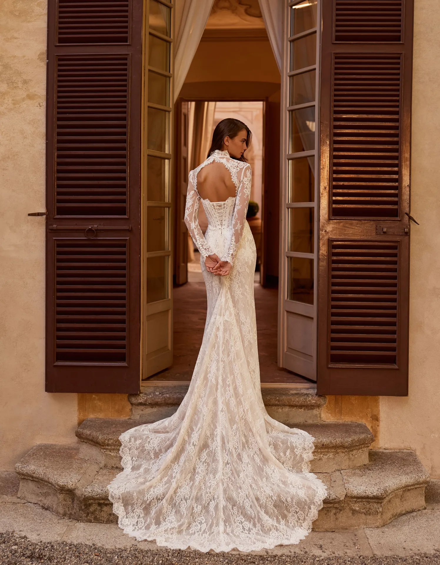 Dos nu avec ouverture goutte et laçage corset sur robe de mariée sirène en dentelle Alberto Palatchi MONALI