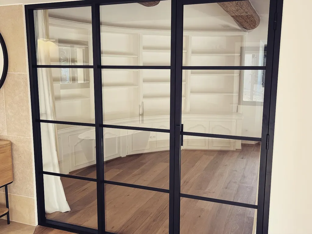 Pose d'une verrière en aluminium sur mesure style atelier pour un aménagement intérieur haut de gamme à Ventabren