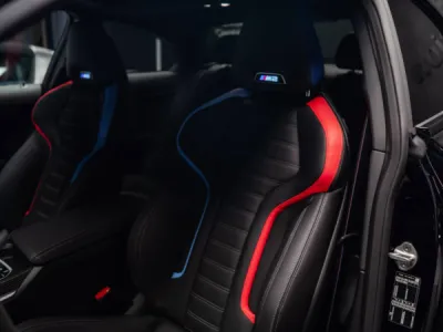 Vue rapprochée de la qualité de finition de notre film de protection PPF sur le capot de cette BMW M2.