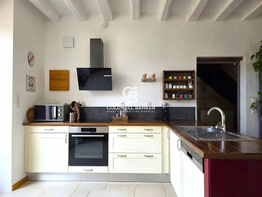 Cuisine équipée sous poutres apparentes, propriété de charme à vendre à Mayet en sarthe