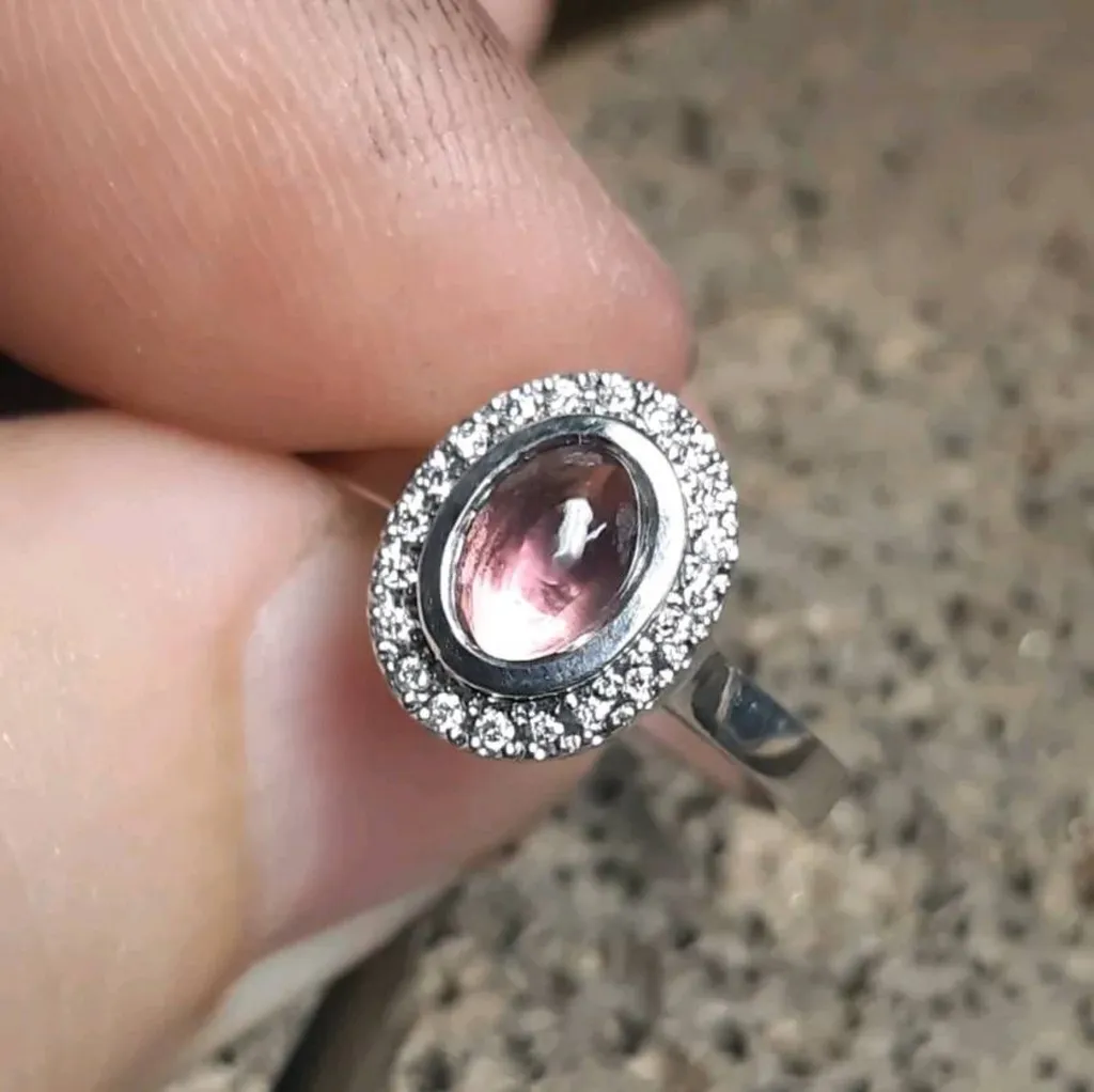 Création d'une bague de fiançailles pour femme en or gris 18 ct et diamants à Bordeaux