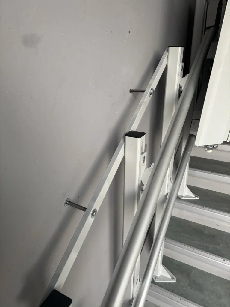 Installation millimétrée pour cette plateforme oblique Lehner Delta dans un ERP au Muy près de Draguignan